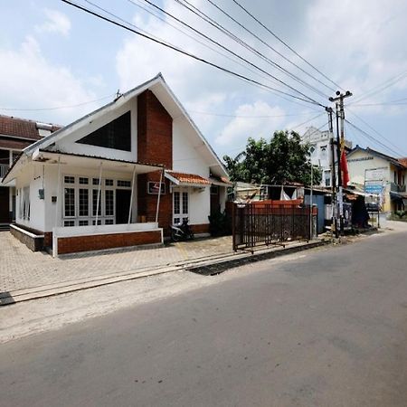 RedDoorz near Moro Mall Purwokerto Buitenkant foto