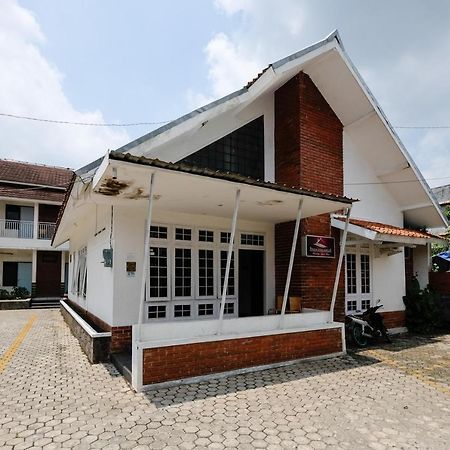 RedDoorz near Moro Mall Purwokerto Buitenkant foto