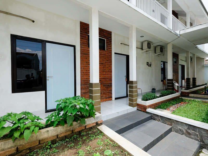 RedDoorz near Moro Mall Purwokerto Buitenkant foto