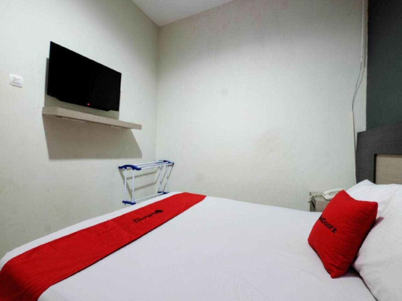 RedDoorz near Moro Mall Purwokerto Buitenkant foto