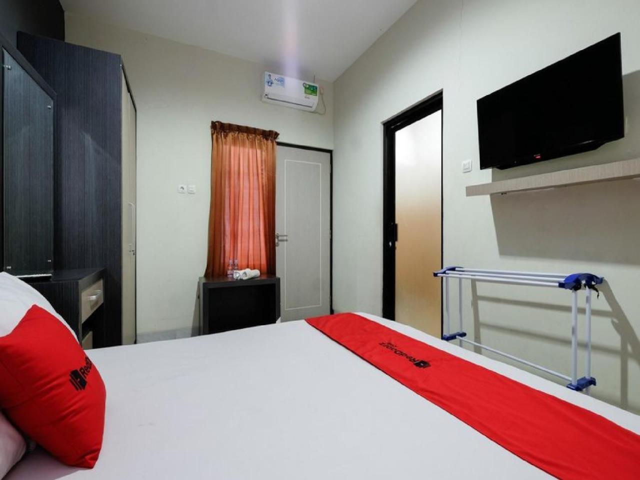 RedDoorz near Moro Mall Purwokerto Buitenkant foto