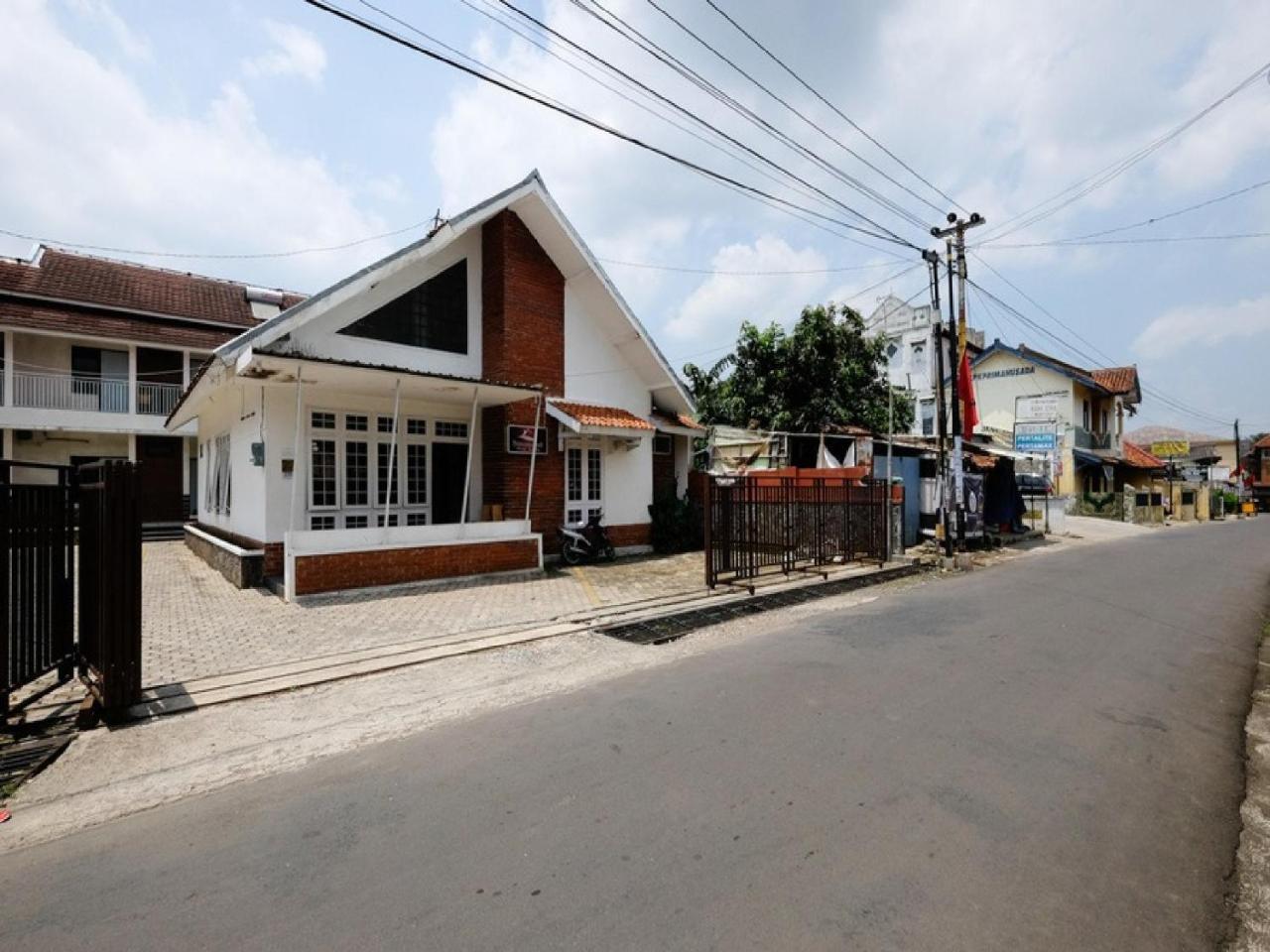 RedDoorz near Moro Mall Purwokerto Buitenkant foto