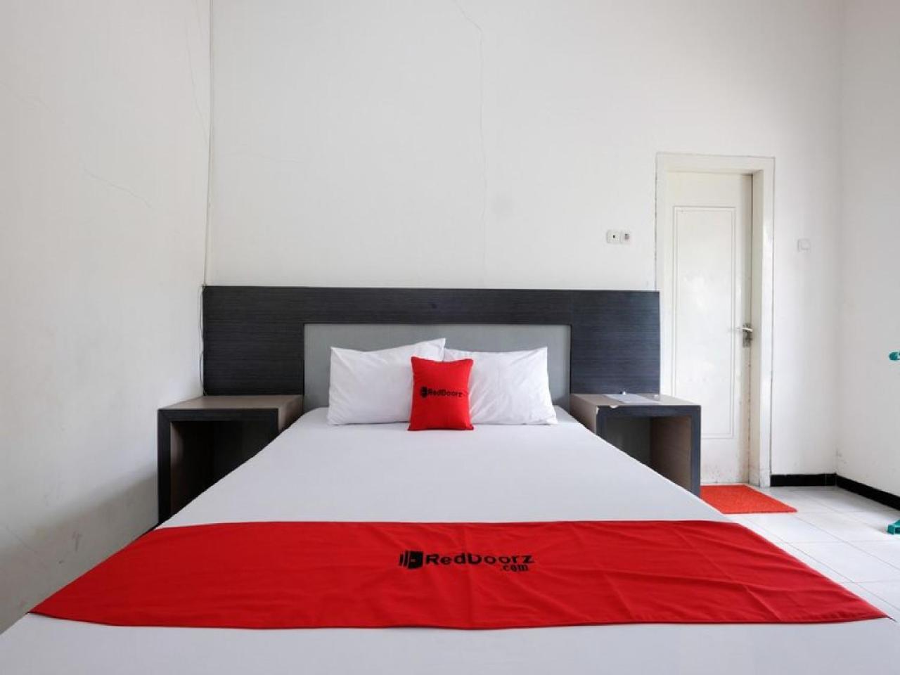 RedDoorz near Moro Mall Purwokerto Buitenkant foto