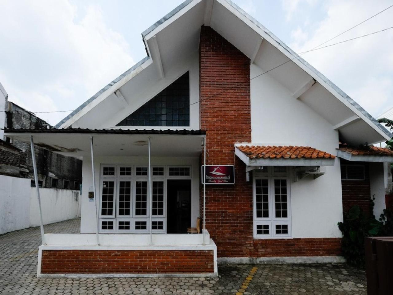 RedDoorz near Moro Mall Purwokerto Buitenkant foto
