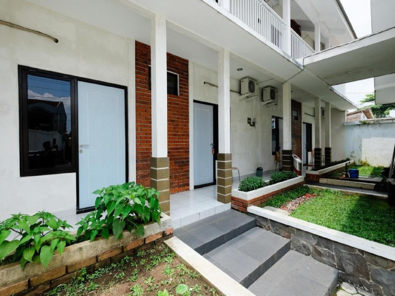 RedDoorz near Moro Mall Purwokerto Buitenkant foto