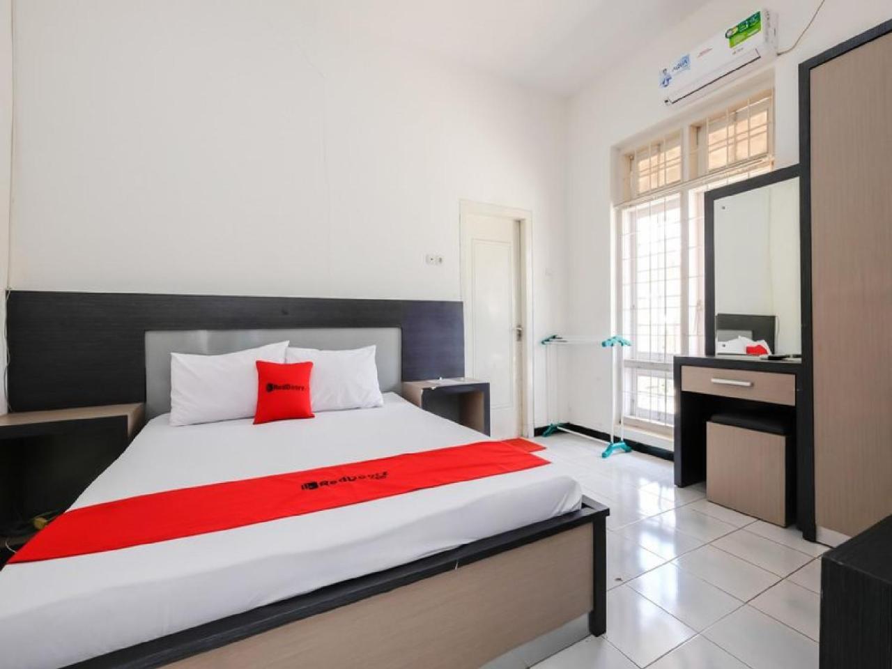 RedDoorz near Moro Mall Purwokerto Buitenkant foto