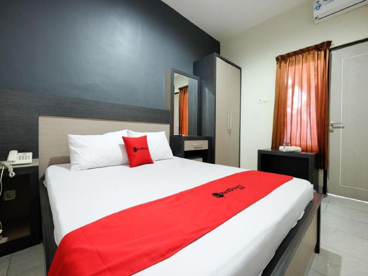 RedDoorz near Moro Mall Purwokerto Buitenkant foto