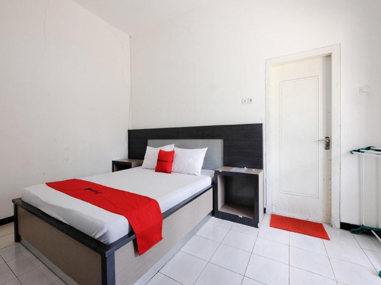 RedDoorz near Moro Mall Purwokerto Buitenkant foto