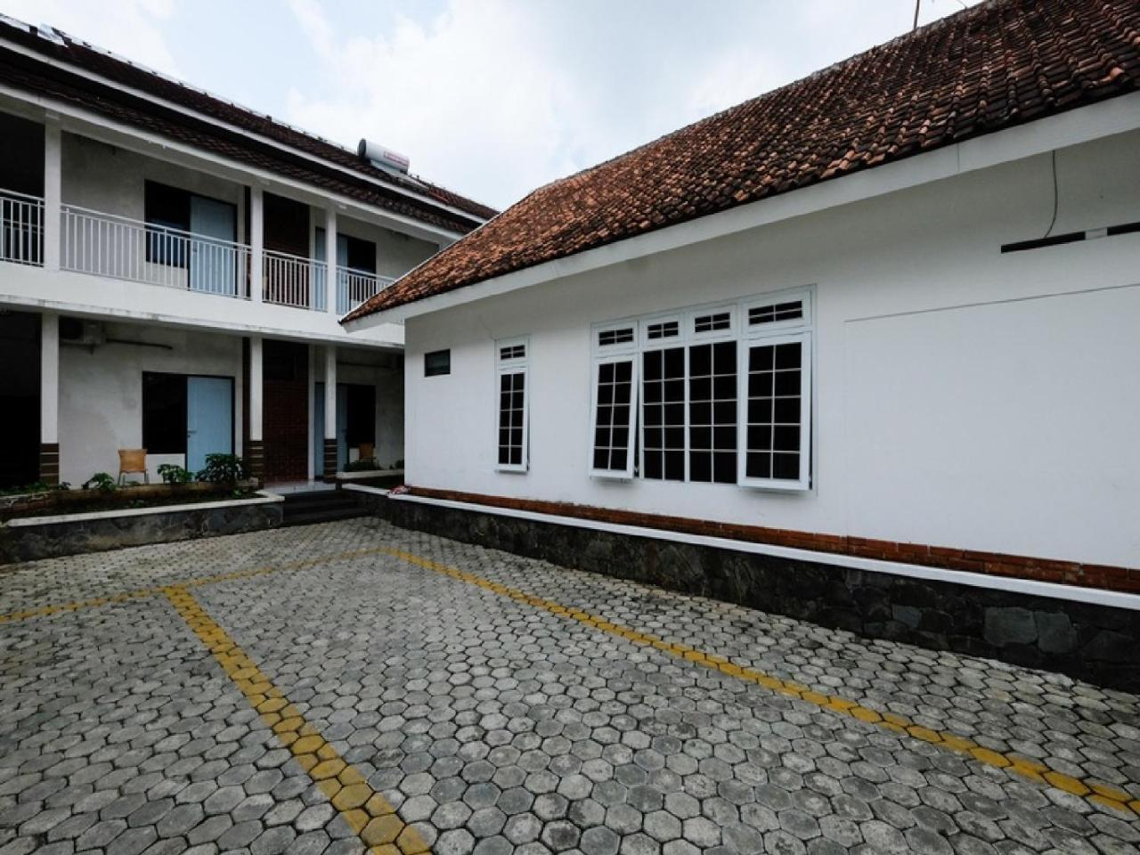 RedDoorz near Moro Mall Purwokerto Buitenkant foto