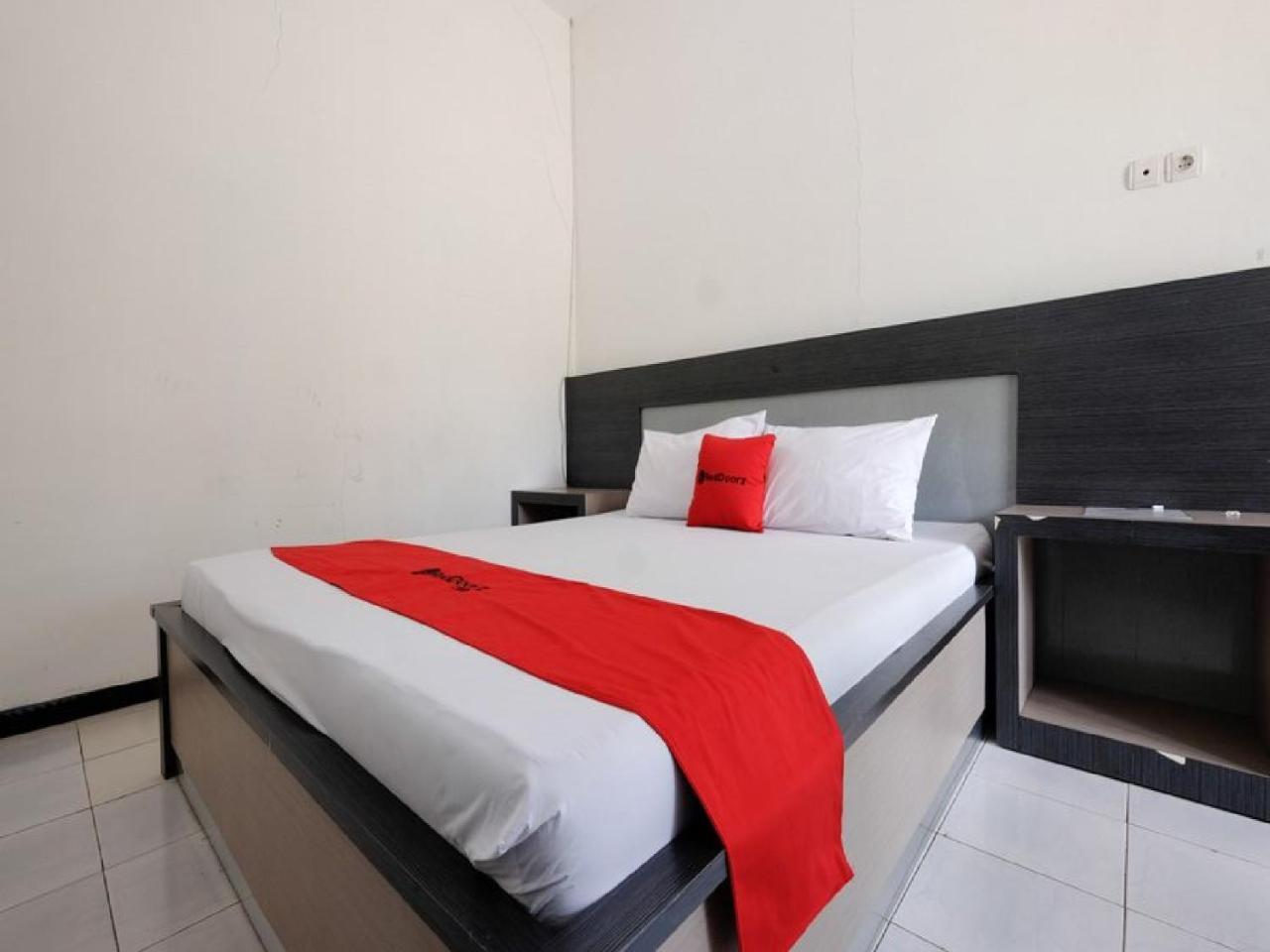 RedDoorz near Moro Mall Purwokerto Buitenkant foto