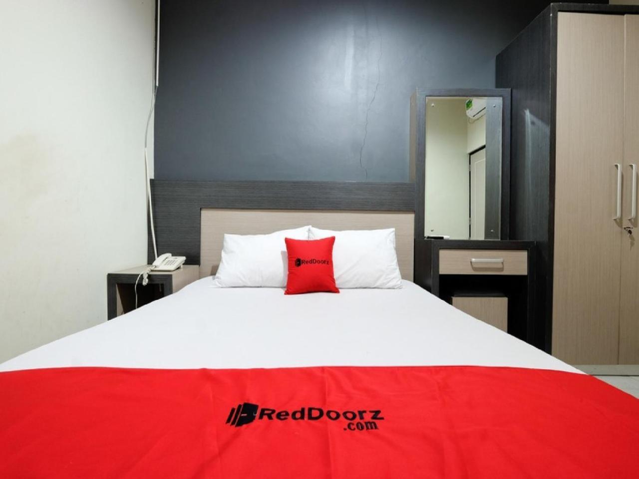 RedDoorz near Moro Mall Purwokerto Buitenkant foto