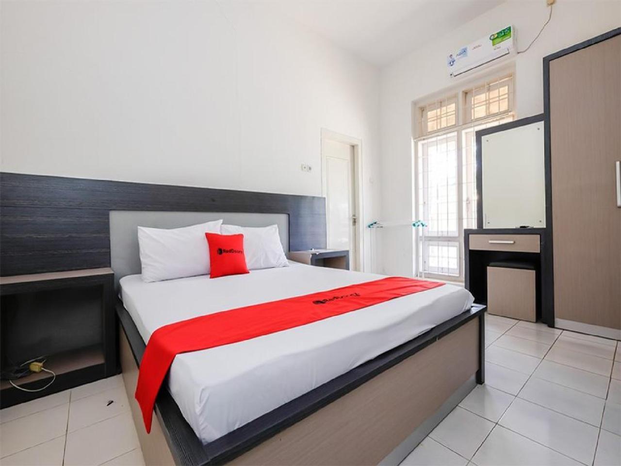 RedDoorz near Moro Mall Purwokerto Buitenkant foto