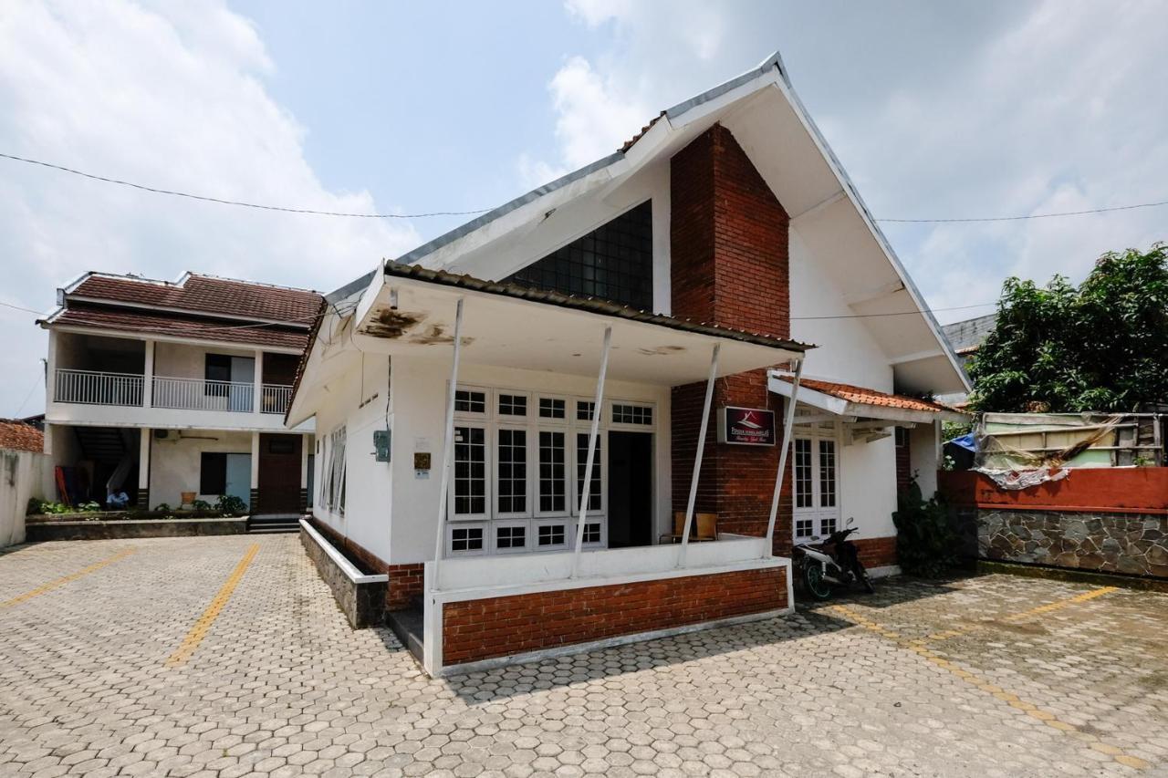 RedDoorz near Moro Mall Purwokerto Buitenkant foto